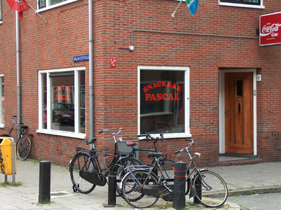 820114 Gezicht op de winkelpui van het hoekpand Morelstraat 69 (Snackbar Pascal ) te Utrecht; links de ...